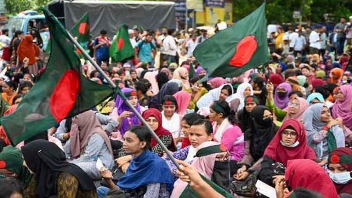 Students from Pakistan are warned to avoid anti-government demonstrations in Bangladesh.