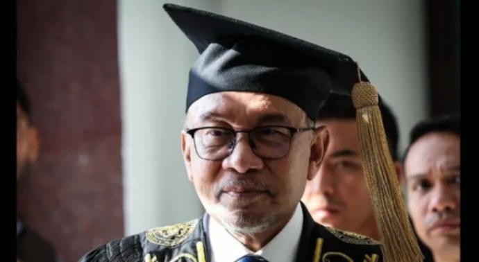 The prime minister of Malaysia receives an honorary PhD degree from NUST.